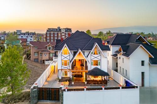 StayVista at Gauhar Heritage Villa Srinagar — 5-Star Luxury Hotel in Srinagar, India