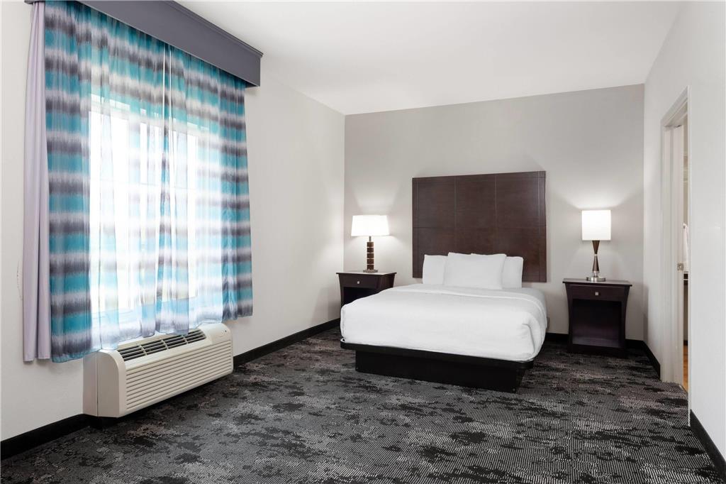 La Quinta Inn & Suites by Wyndham Columbus Edinburgh - photo 31