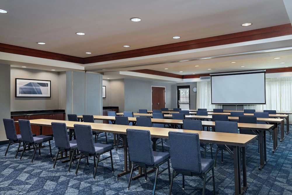 Courtyard Marriott Aksarben Village - photo 32