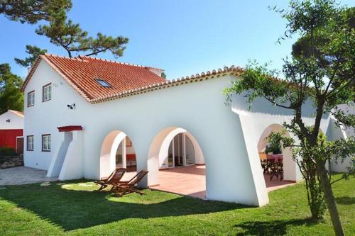DOMUS QUIETA Quiet home pool near beach for family & friends — 4-Star Luxury Hotel in Colares, Portugal