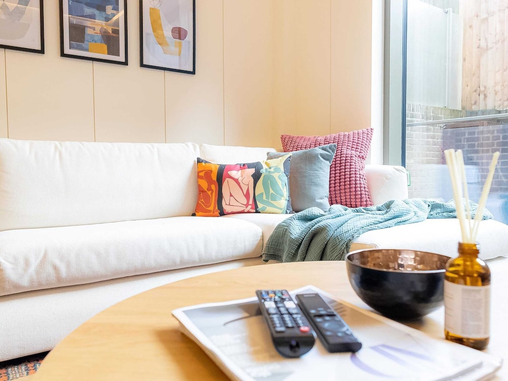 Luxe Five Bedroom House near Chalk Farm — 4-Star Luxury Hotel in London, United Kingdom