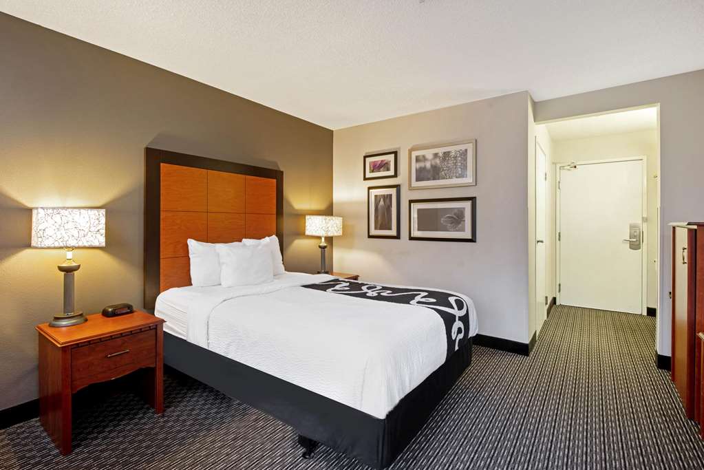 La Quinta Inn & Suites by Wyndham Harrisburg Airport Hershey - photo 8