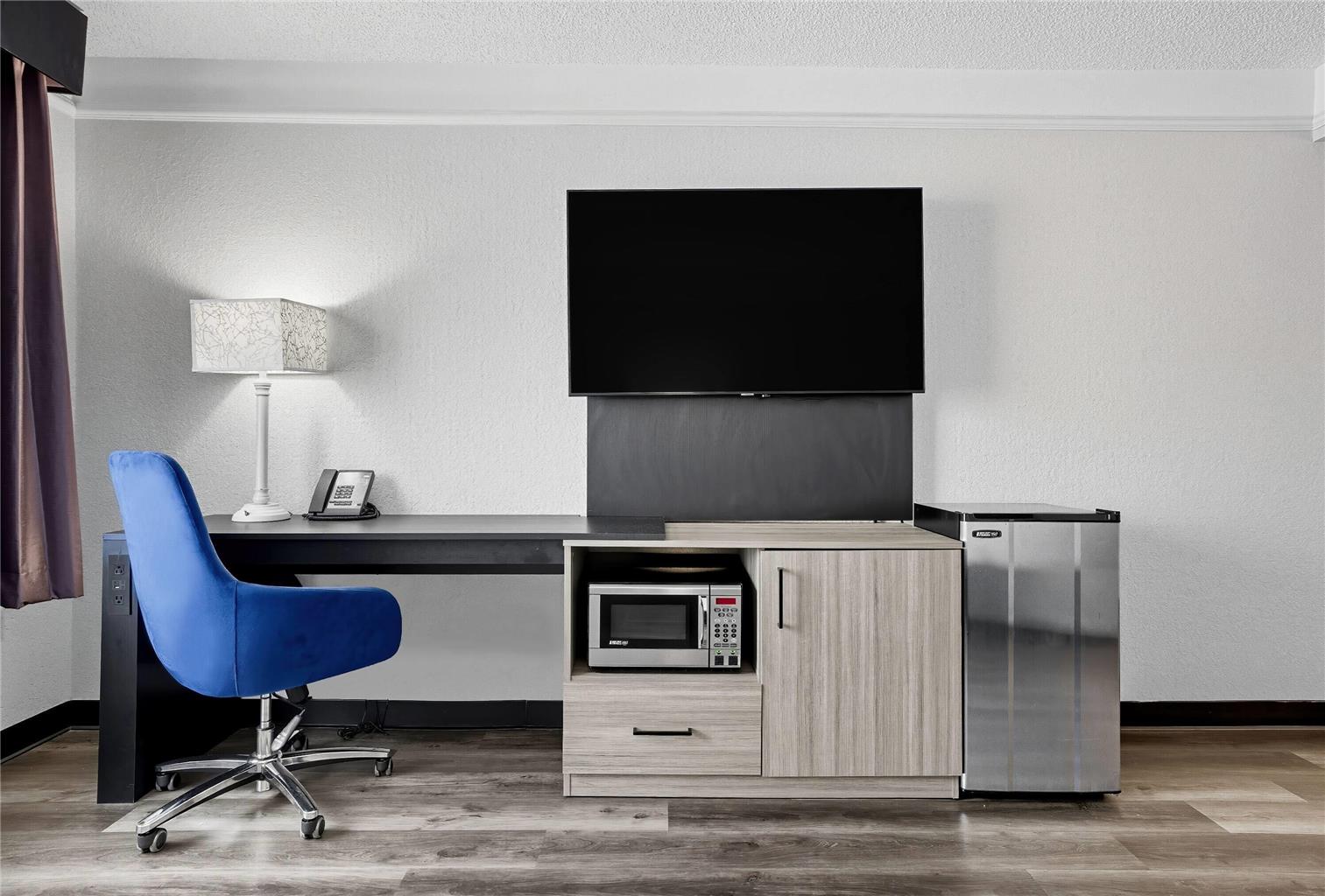 La Quinta Inn & Suites by Wyndham Miami Airport West - photo 29