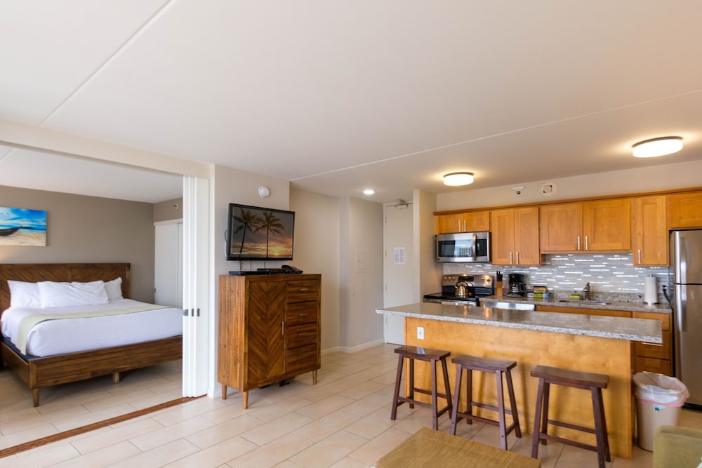 Waikiki Banyan High Level Condo with Private Lanai by Koko Resort Vacation Rentals - photo 36