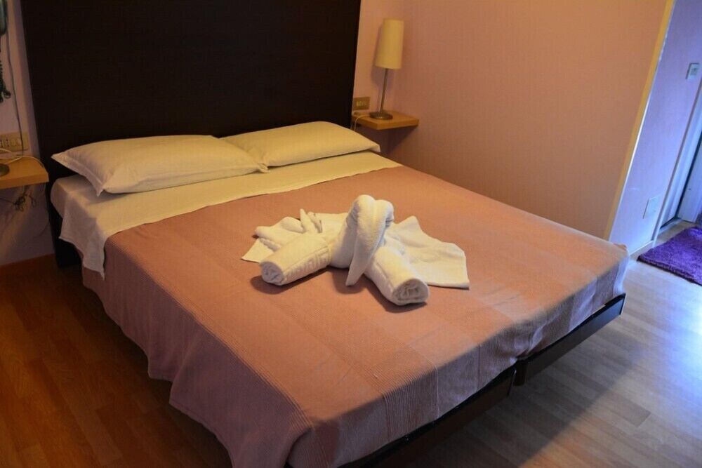Hotel Chris — Unknown City — photo 3