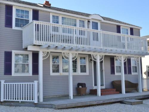 Great Views For This Ocean Block Brighton Beach 1St Fl Duplex Only 3 From Beach no Streets To Cross 14006 — hotel in Brighton Beach
