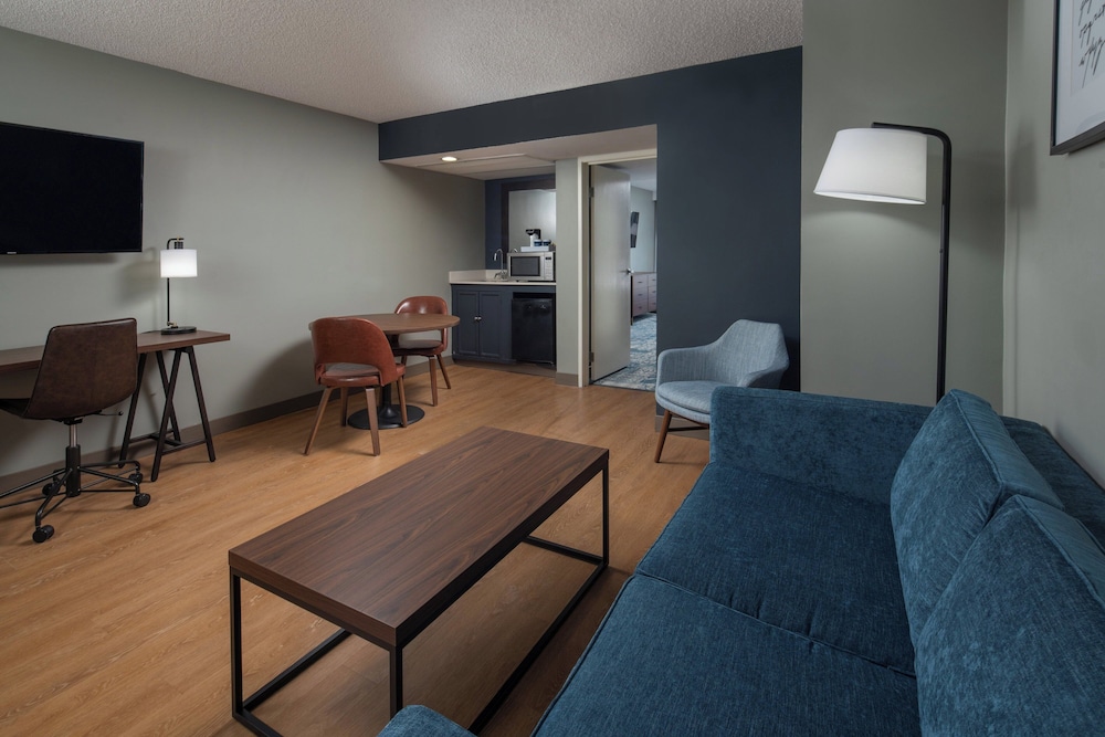 Four Points by Sheraton Suites Tampa Airport Westshore - photo 8