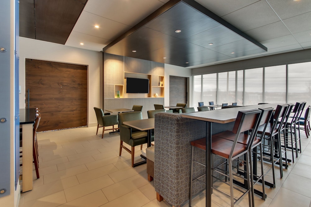 Holiday Inn Express & Suites Nashville Metrocenter Downtown by IHG - photo 45