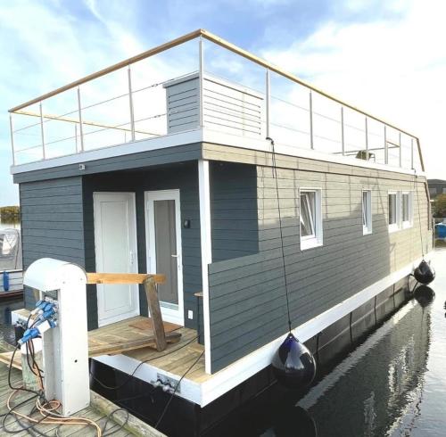 Hausboot Bruntje Mit Dachterrasse In Schleswig — Schleswig