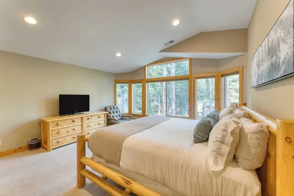Washoe Chalet by AvantStay Game Room Hot Tub Putting Green Fire Pit — hotel in Tahoma