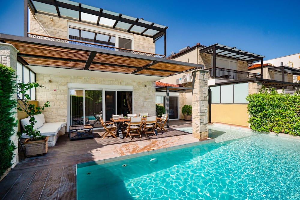 Sunny Exclusive Tria — Kassandreia