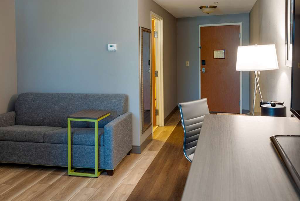 La Quinta Inn & Suites by Wyndham Edmond - photo 23