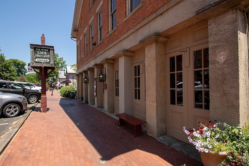 Country Squire Inn & Suites - photo 23