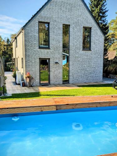 Architektenhaus mit Spielplatz Sauna & Pool am Wald nahe Hamburg — hotel in Buchholz In Der Nordheide