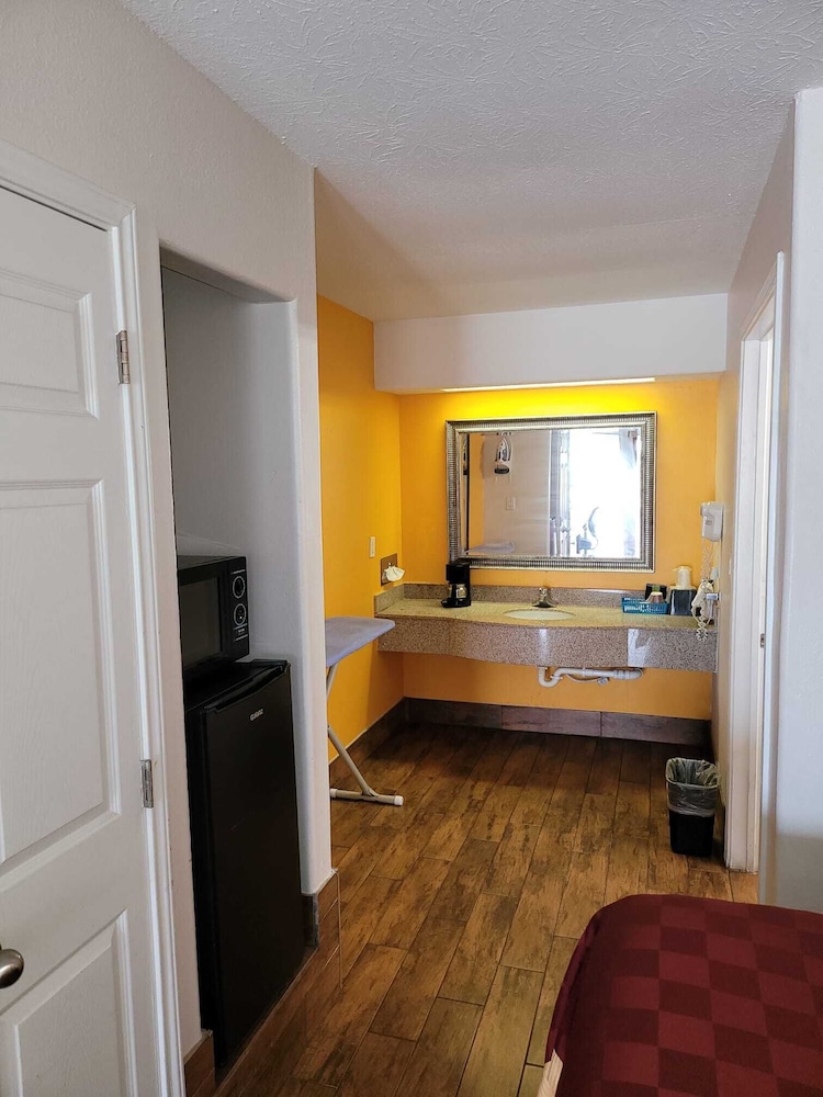 Texas Inn & Suites Raymondville - photo 52