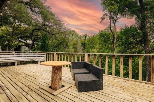 Walk to UT Moody Center 2025 Traveler Award Winner Magic Tree House — 4-Star Luxury Hotel in Austin, United States