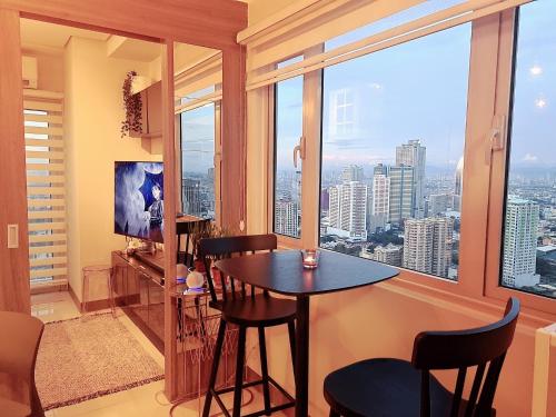 Cozy Comfy Suite 2BR w Balcony Amazing Manila Bay View and City Skyline near MOA — 4-Star Luxury Hotel in Manila, Philippines