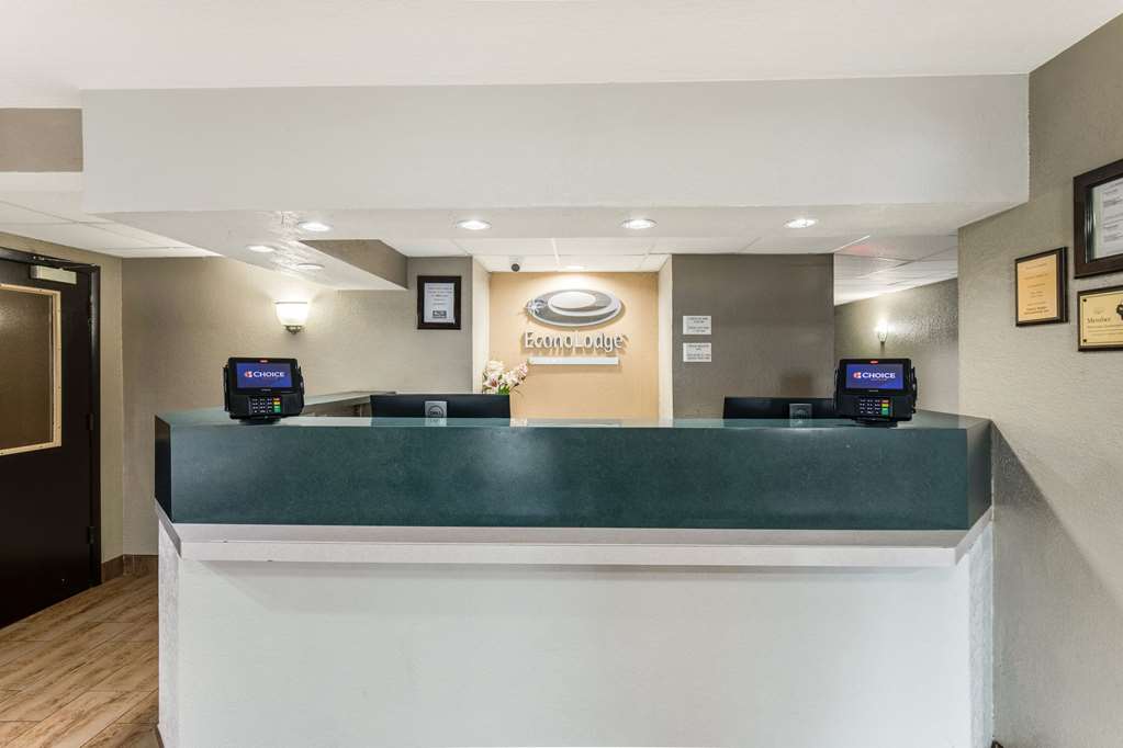 Econo Lodge Madison East - photo 6