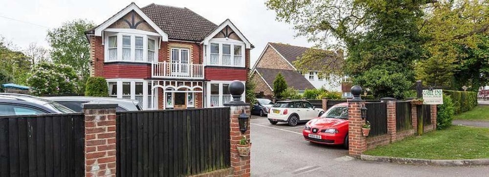 Gable End Guest House 10899115 — Horley
