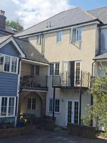 Centrally located Spring Cottage Perfect Ventnor Holiday Home — 4-Star Luxury Hotel in Ventnor, United Kingdom