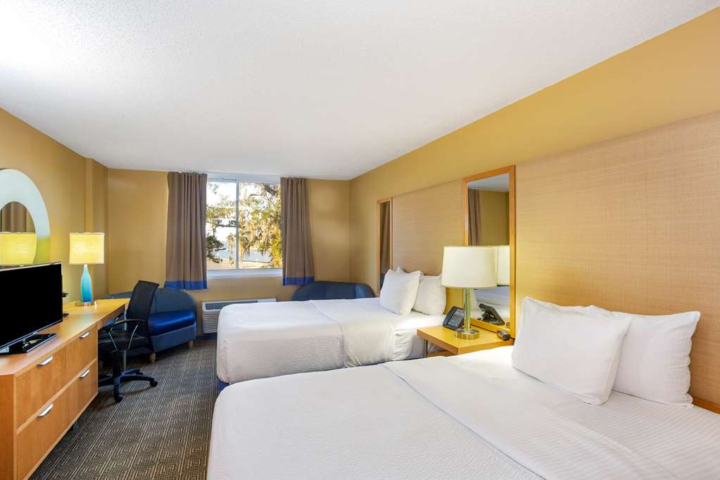 La Quinta Inn & Suites by Wyndham Sarasota Downtown - photo 22