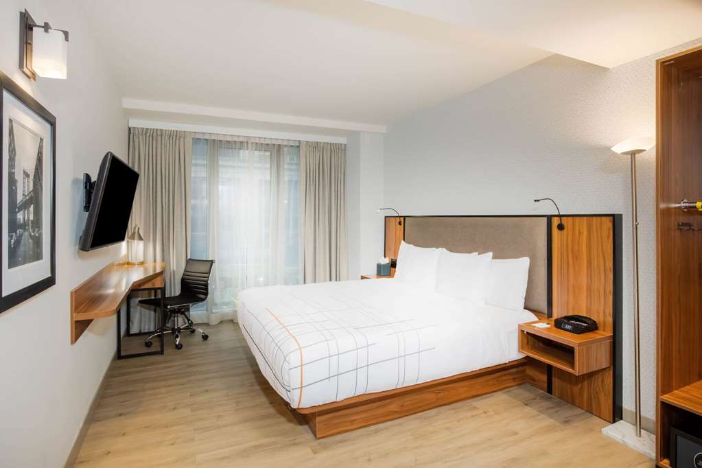 La Quinta Inn & Suites by Wyndham Times Square South - photo 15