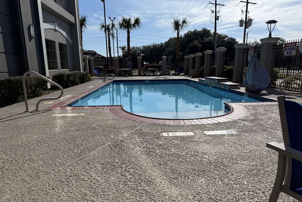 La Quinta Inn & Suites by Wyndham Beaumont West - photo 14