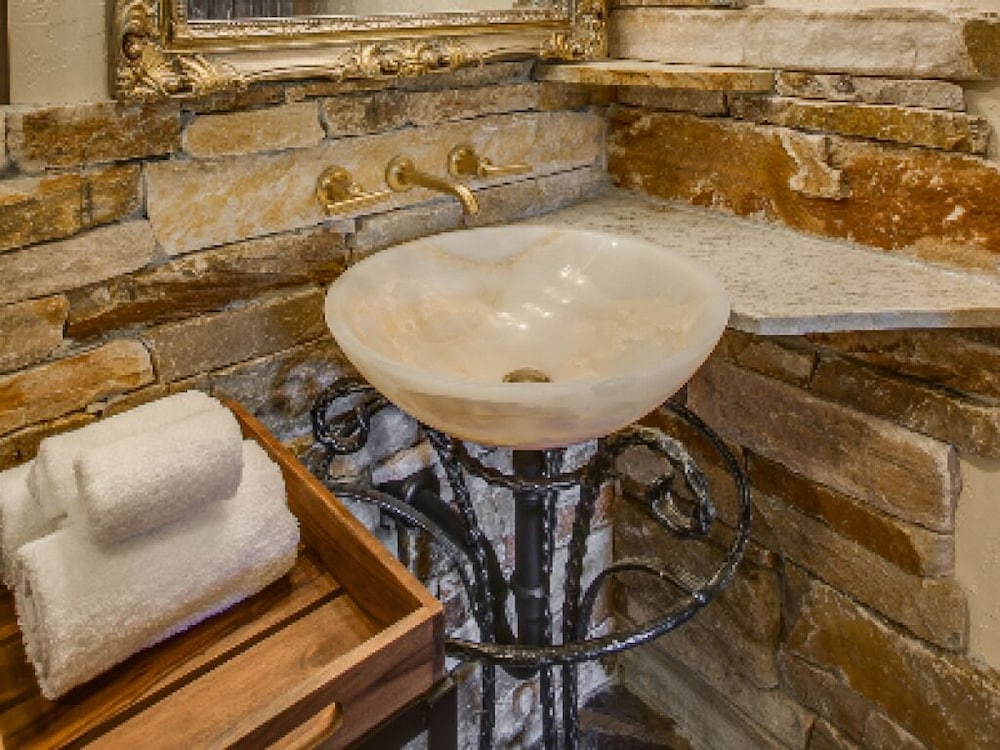 Storybook Riverside Inn - photo 8