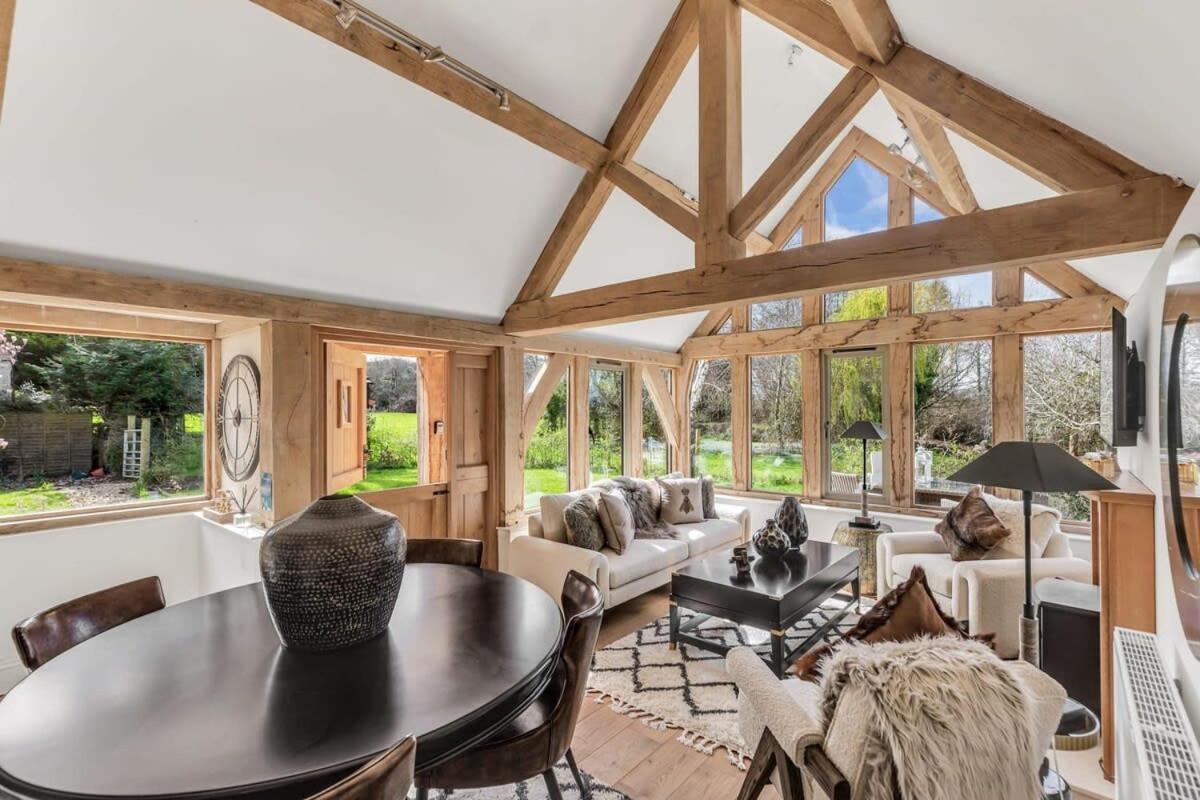 Hiron's Piece and Honeysuckle Cottage with Hot Tub — 4-Star Luxury Hotel in Stow On The Wold, United Kingdom