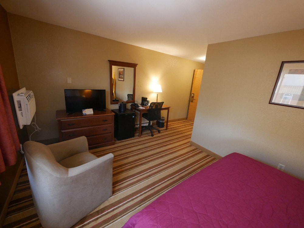 Magnuson Hotel Copper Crown - photo 7