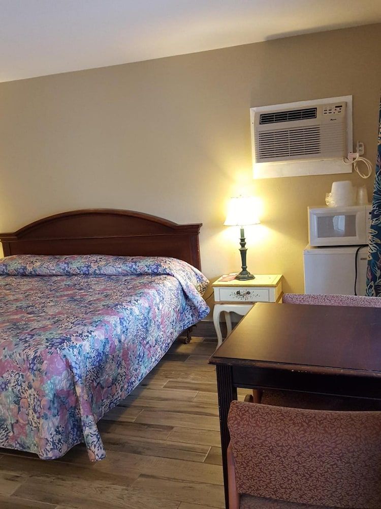 Three Oaks Motel - photo 3