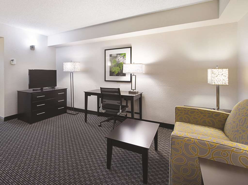 La Quinta Inn & Suites by Wyndham Plantation at SW 6th St - photo 24