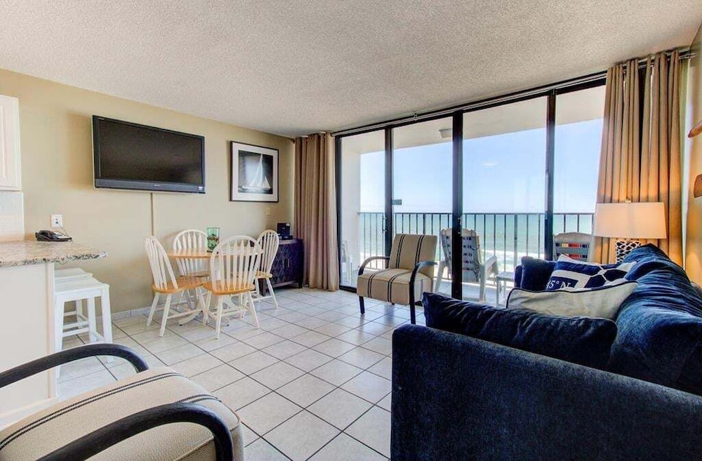 0610 Smooth Sailing By Atlantic Towers — Carolina Beach