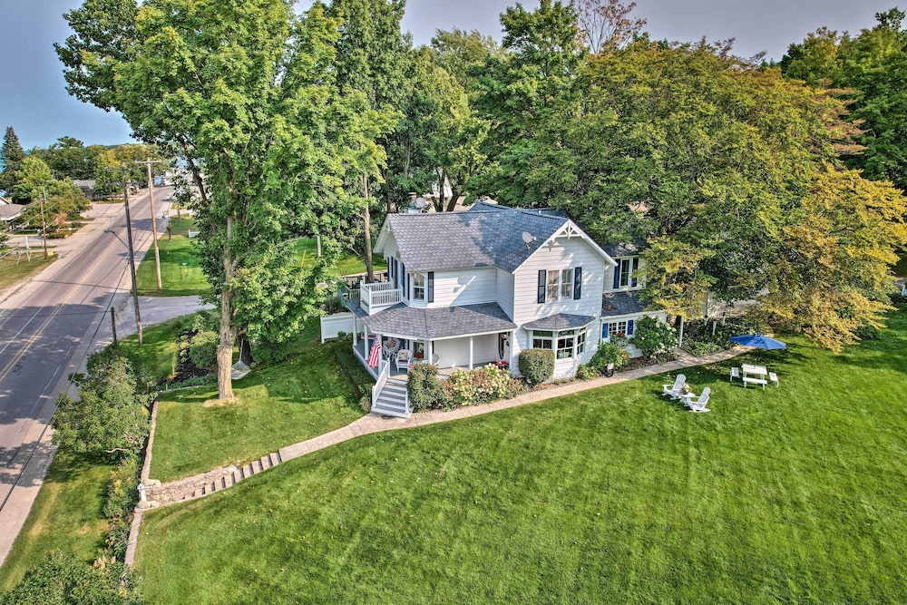 Elegant 1905 Home Steps to Torch Lake and Dtwn — 4-Star Luxury Hotel in Alden, United States