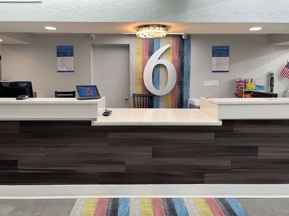 Studio 6 Tallahassee FL North Monroe - photo 2
