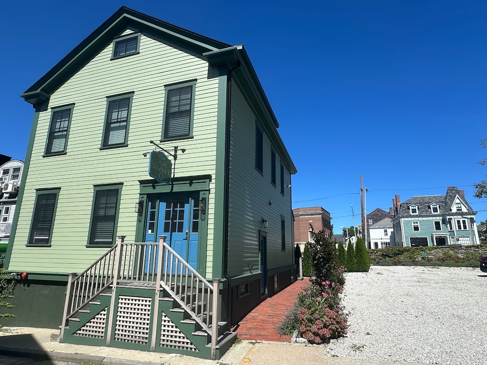 Epic Downtown Newport 6BR Whole House w Parking — 4-Star Luxury Hotel in Newport, United States