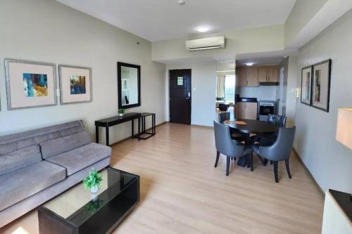 Spacious BGC 2 BR with a view — 4-Star Luxury Hotel in Manila, Philippines
