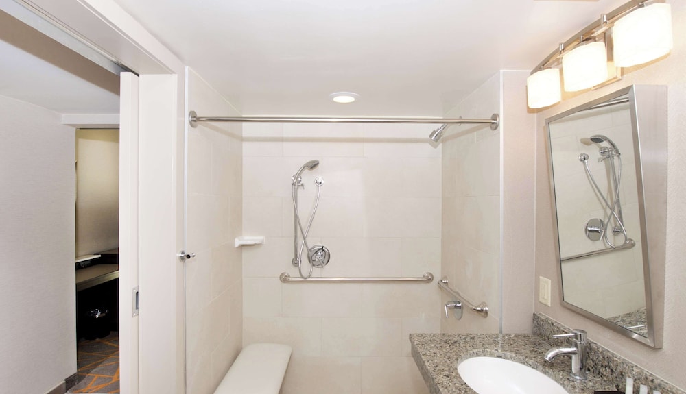 Embassy Suites by Hilton Cincinnati Northeast Blue Ash - photo 26