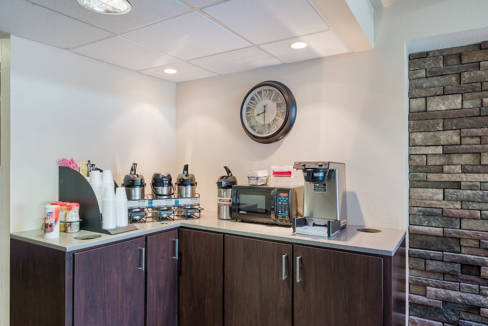 Red Roof Inn Laredo - photo 4