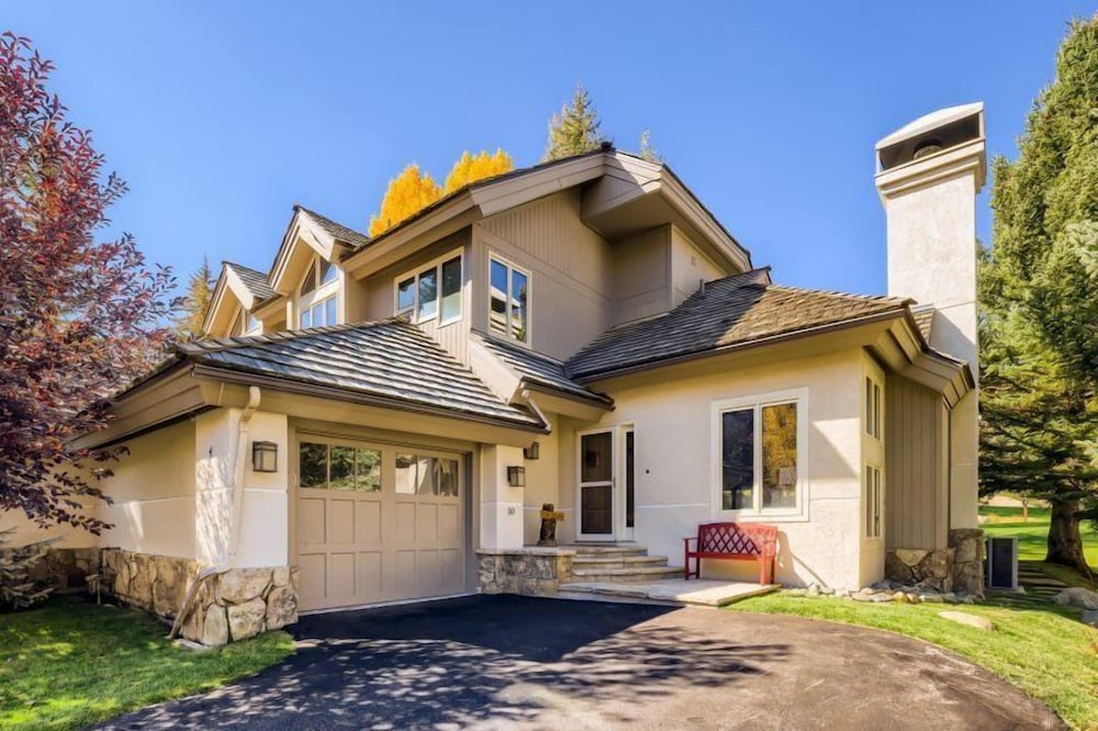 1 10 N. Fairway Drive in Avon, United States