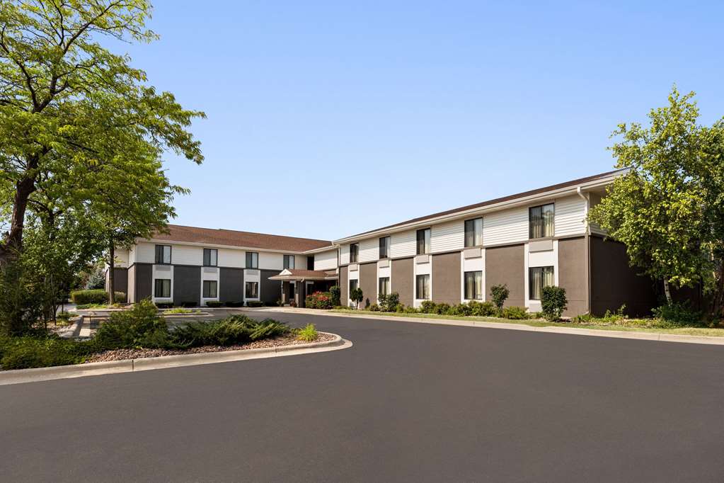 Super 8 by Wyndham Germantown Milwaukee - photo 3