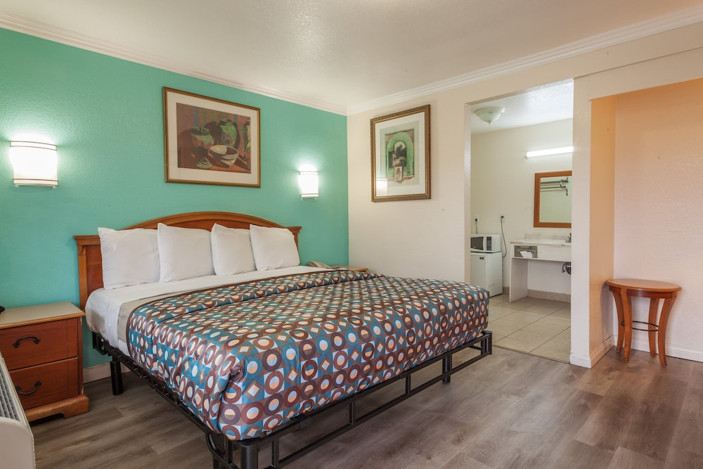Vagabond Inn Hemet - photo 3