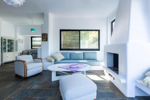 Danae's Art — 4-Star Luxury Hotel in Vouliagmeni, Greece