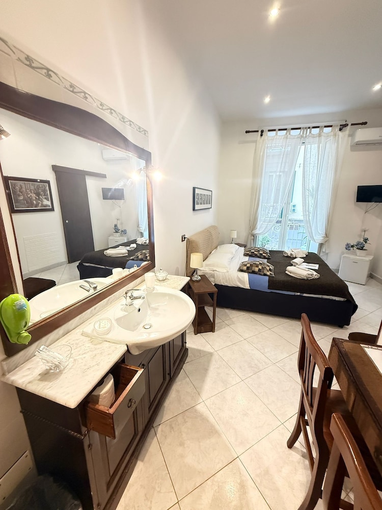 Bed & Breakfast Plebiscito Home — 4-Star Luxury Hotel in Naples, Italy