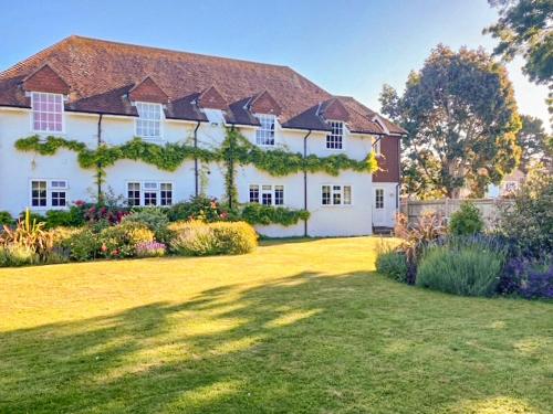 Apartment 9 Barton Manor Uk40051 — 5-Star Luxury Hotel in Bognor Regis, United Kingdom