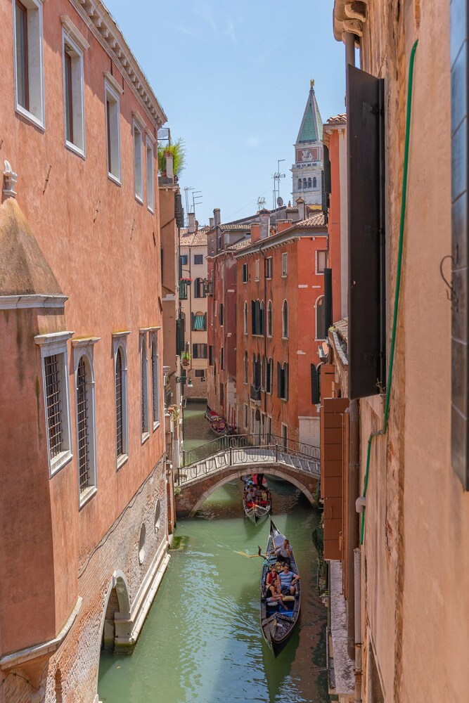 Canal View San Marco Luxury Rooms — 4-Star Luxury Hotel in Venice, Italy