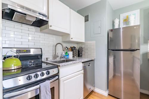 Eclectic Downtown & Cap Hill King bed & Kitchen - photo 17