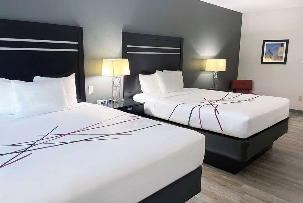 La Quinta Inn & Suites by Wyndham Tulsa Midtown - photo 9