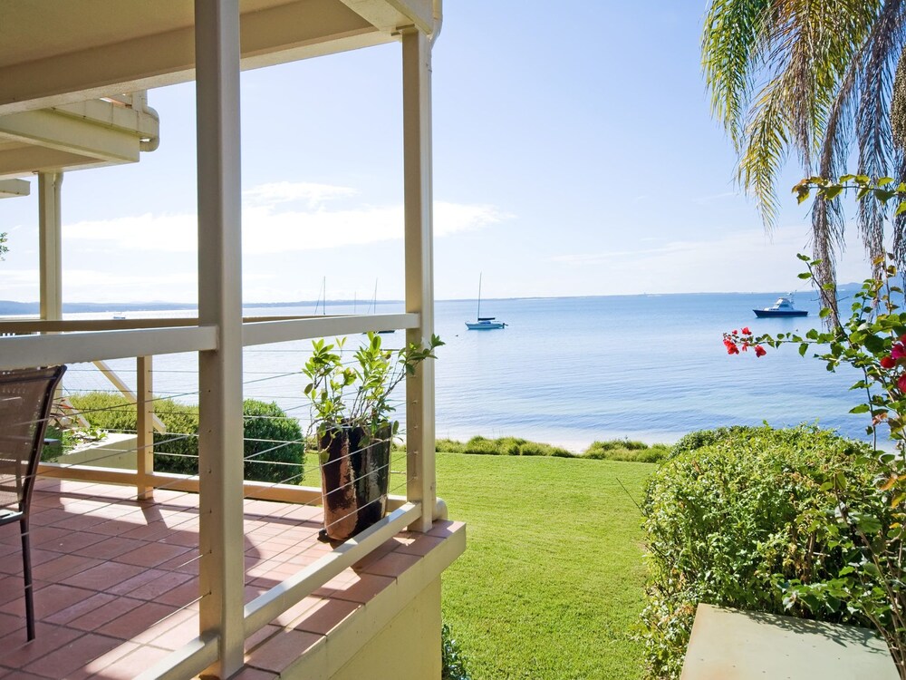 Kooyonga 1 211 Soldiers Point Rd waterfront views linen aircon - last minute hotel in Salamander Bay