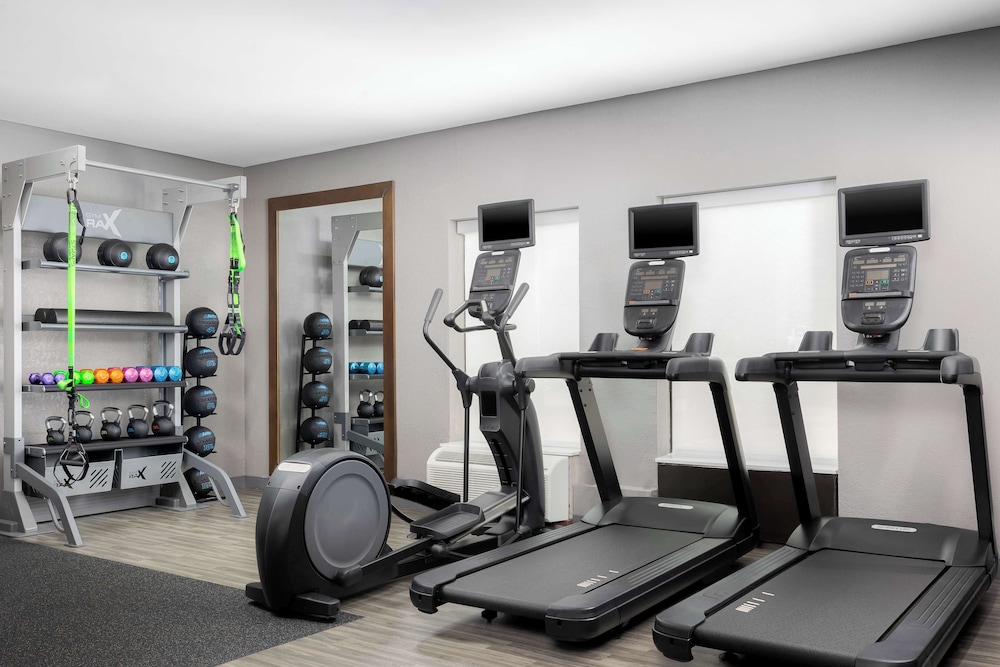 Hampton Inn Louisville Airport - photo 20